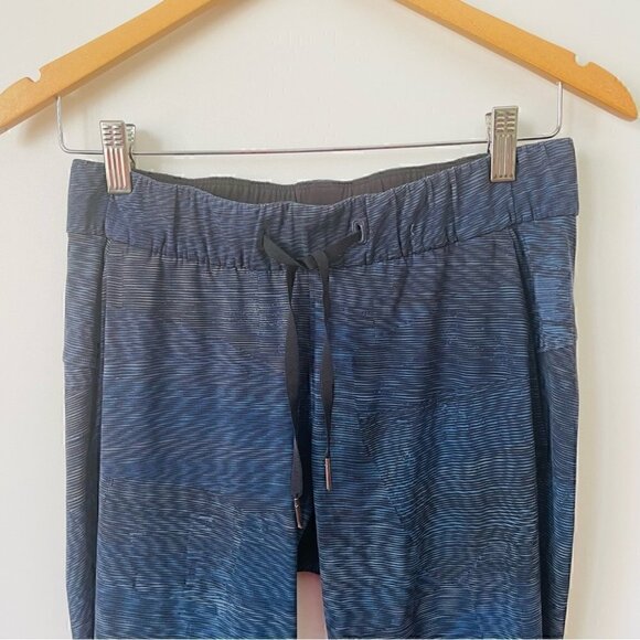 Lululemon On The  Fly Pant Linear Flux Battleship Multi, SZ 4 - Picture 8 of 12